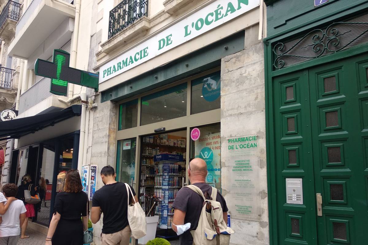 Farmacia situada en Biarritz (Francia), donde los farmacéuticos vacunan contra la covid, al igual que en otros siete pases de Europa. /C.T.